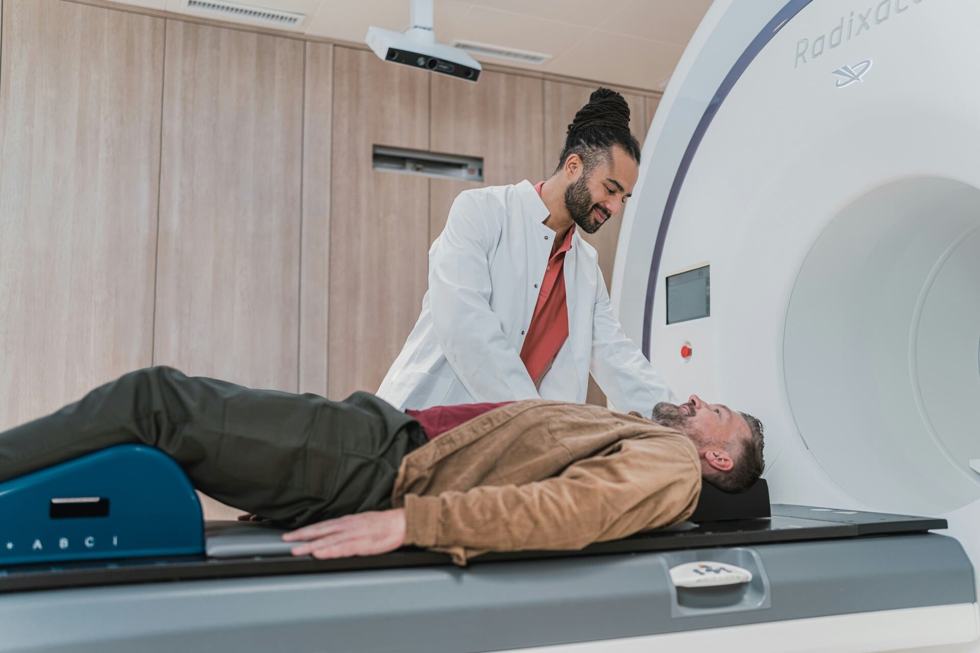 Fachkundige Handhabung bei der Vorbereitung eines CT-Scans zur Gewährleistung präziser Diagnostik