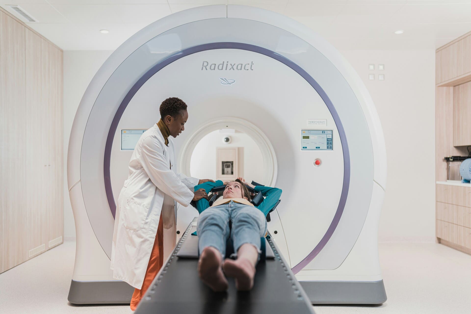 Präzise Patientenvorbereitung auf dem CT-Scanner, unterstützt durch fortschrittliche Technologie