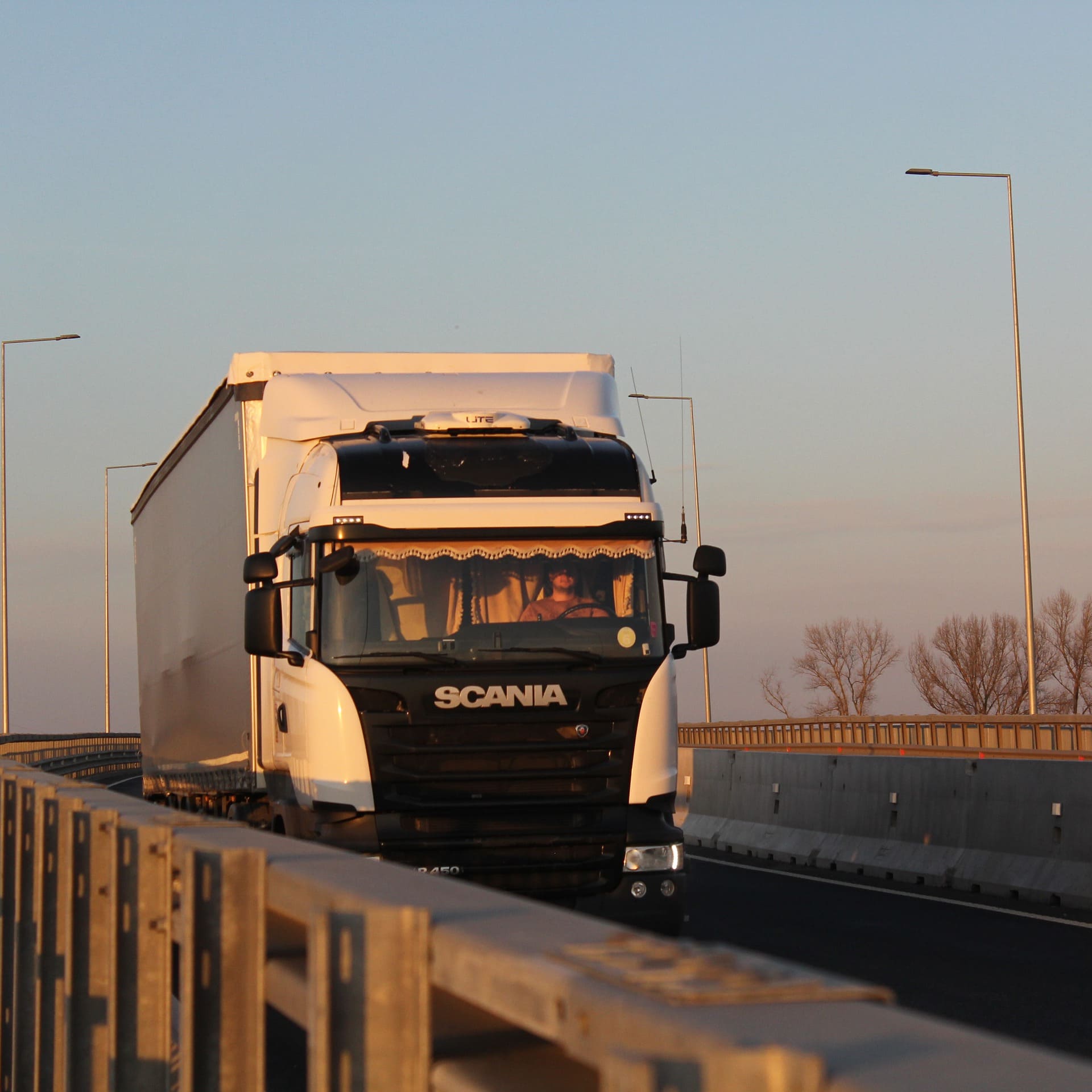 Im Sonnenuntergang auf dem Scania unterwegs