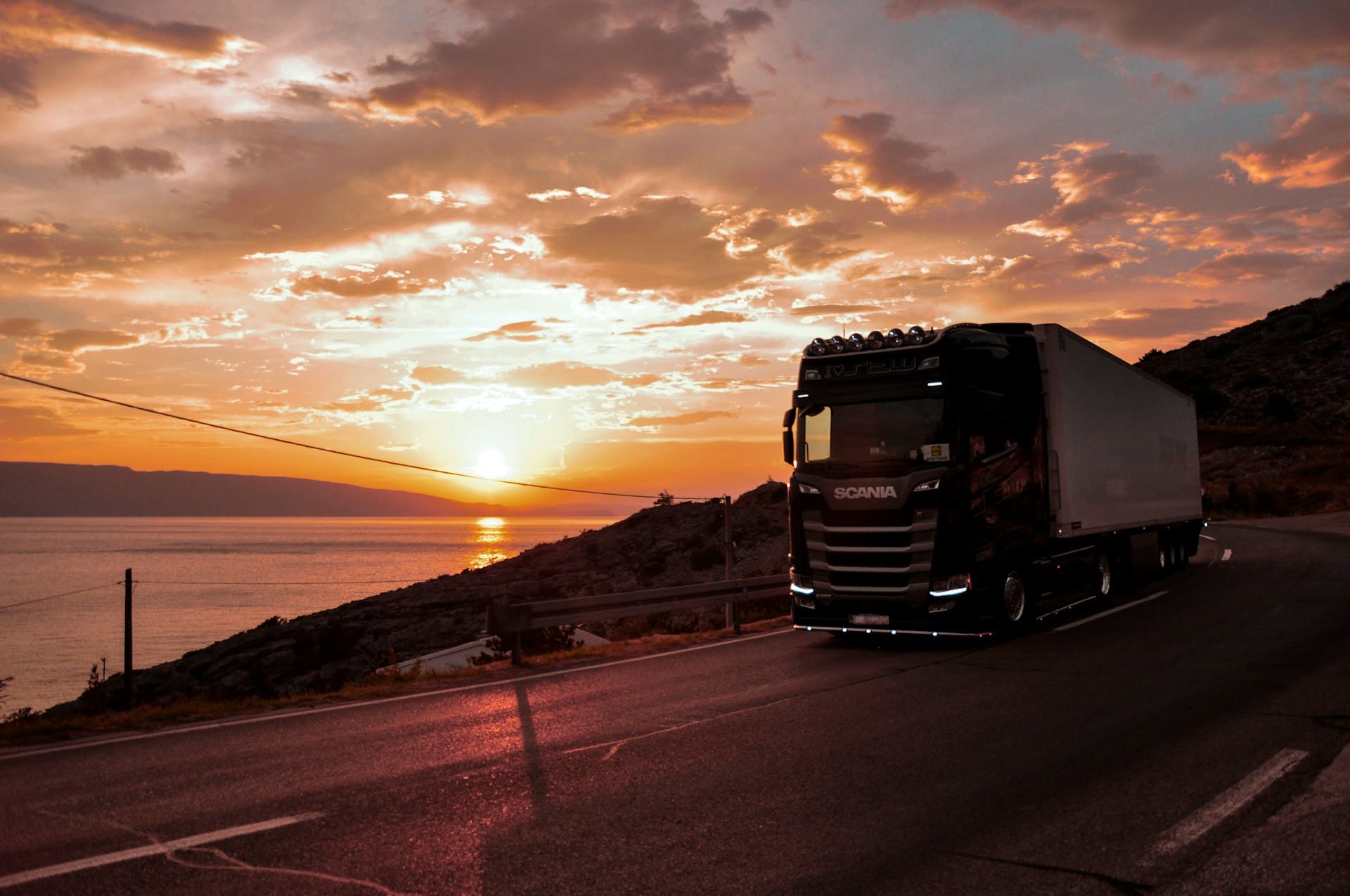 Scania LKW mit Ladung auf dem Weg zum nächsten Kunden